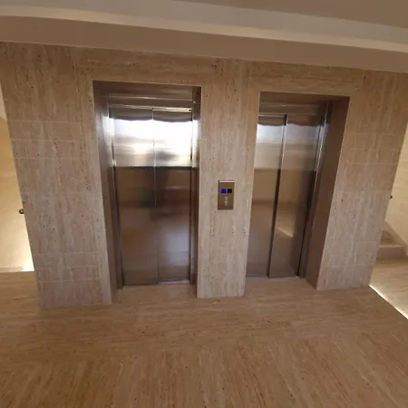 Relax Free Parking Garage * 兹拉蒂博尔